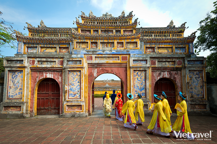 Da Nang – Hue – Ba Na Hills – Hoi An Ancient Town – Thuy Xuan Incense Village – Lap An Lagoon – Son Tra Peninsula