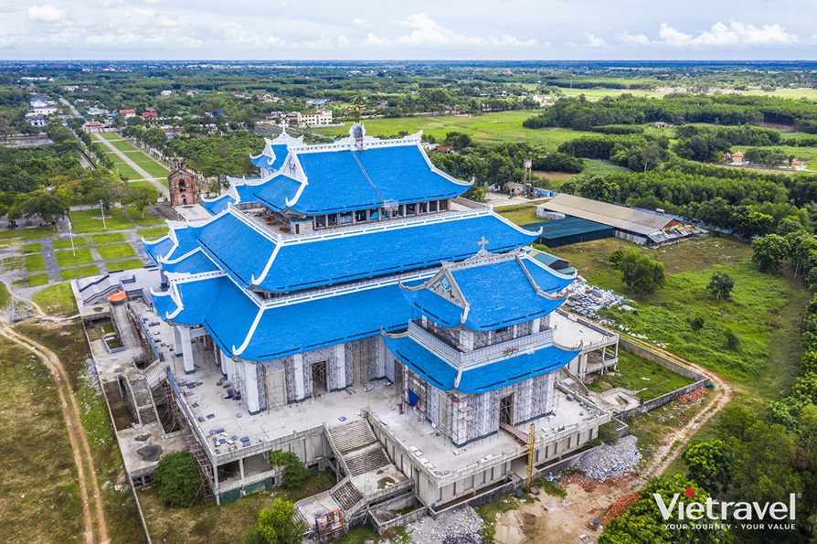 Hue – La Vang – Paradise Cave – Ba Na – Hoi An – Da Nang – Thuy Xuan Incense Village – Hue Plaza – Golden Bridge