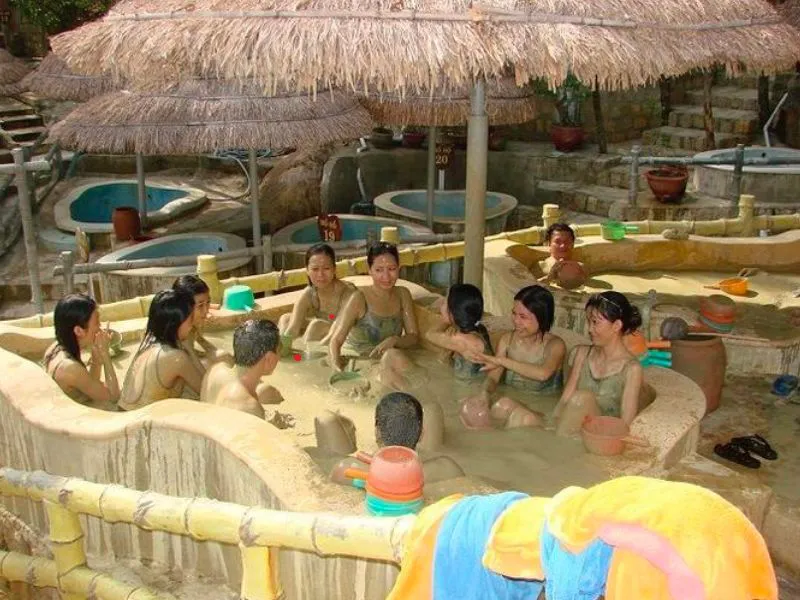 Breaking Co To Park Island - Inflatable water park on the sea attracts thousands of young people to experience