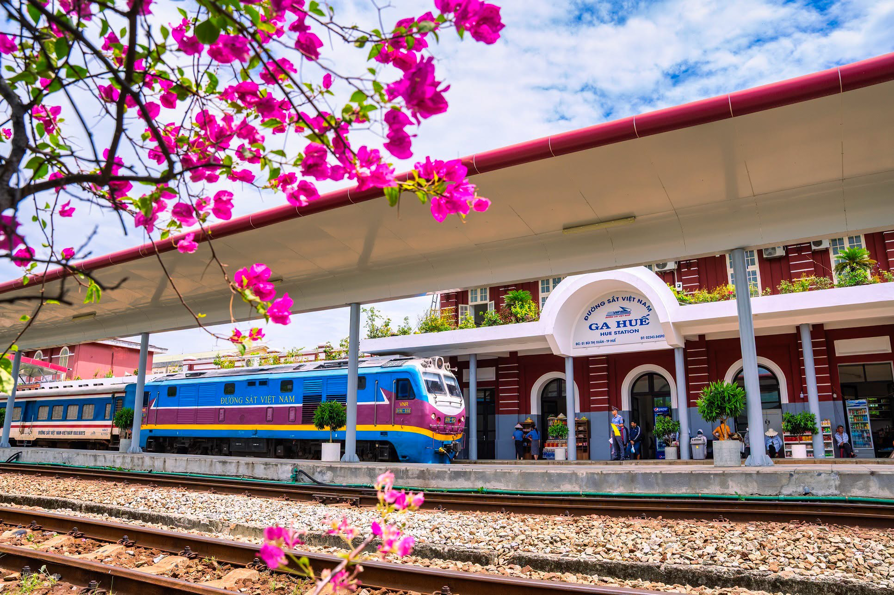 Hue – Phong Nha Heritage Train Experience | Da Nang – Hue – Phong Nha Cave – Ba Na Hills – Son Tra – Hoi An – Da Nang
