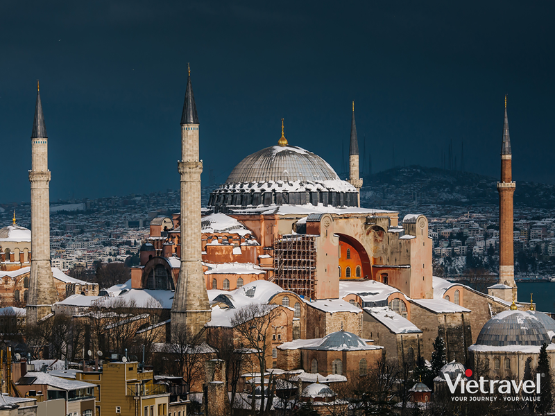 Turkey: Istanbul – Canakkale – Kusadasi – Pamukkale – Cappadocia – Ankara (Following the Trojan Horse, Cotton Castle and a cave hotel stay)