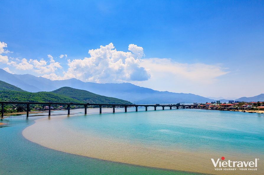 Da Nang – Hue – Ba Na Hills – Hoi An Ancient Town – Thuy Xuan Incense Village – Lap An Lagoon – Son Tra Peninsula